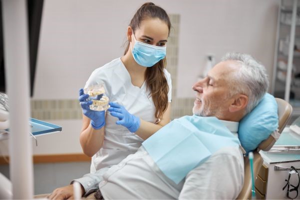 zubni-implantaty-senioru Zubní implantáty u seniorů: Co je třeba vědět