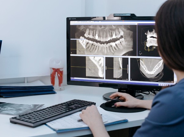 Zubař ukazující model zubů – ilustrační obrázek o mýtech spojených se zuby z Turecka
